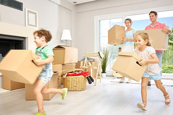 BANNER-Nazareno-Mudanças_0002_family-moving-into-new-home-house-removals