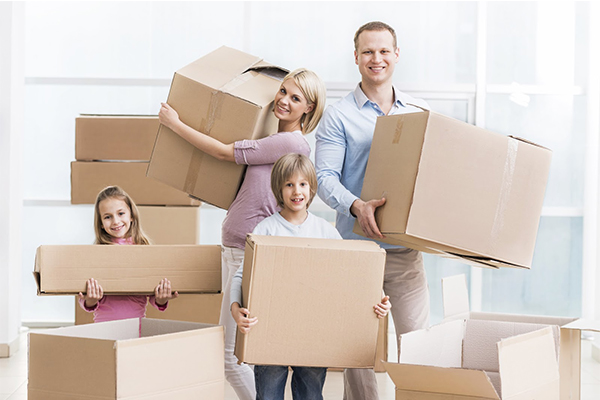 BANNER-Nazareno-Mudanças_0003_Family-holding-cardboard-boxes-and-moving-into-a-new-house-000062447962_Full